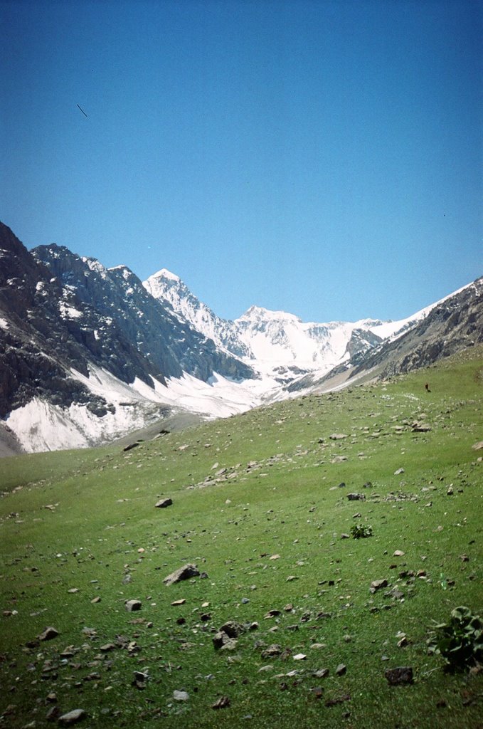 Dugoba, Shigow ravine, Ak-Tash & Uzbekistan peaks far (view up, S), Учкуприк