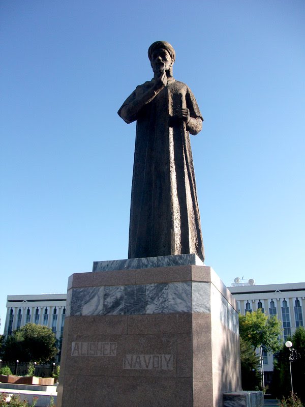 Памятник Алишеру Навои около бывшего городского хокмията, ныне МВД, Фергана