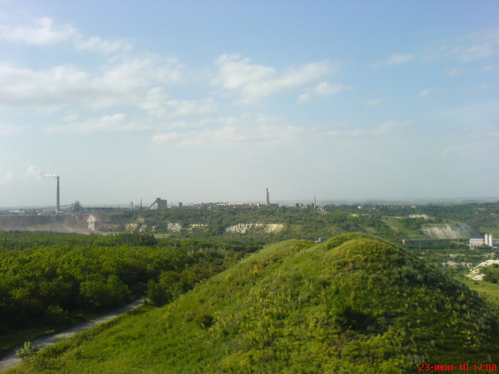 Вид с вершины холма на Новоамвросиевский цементный комбинат., Амвросиевка
