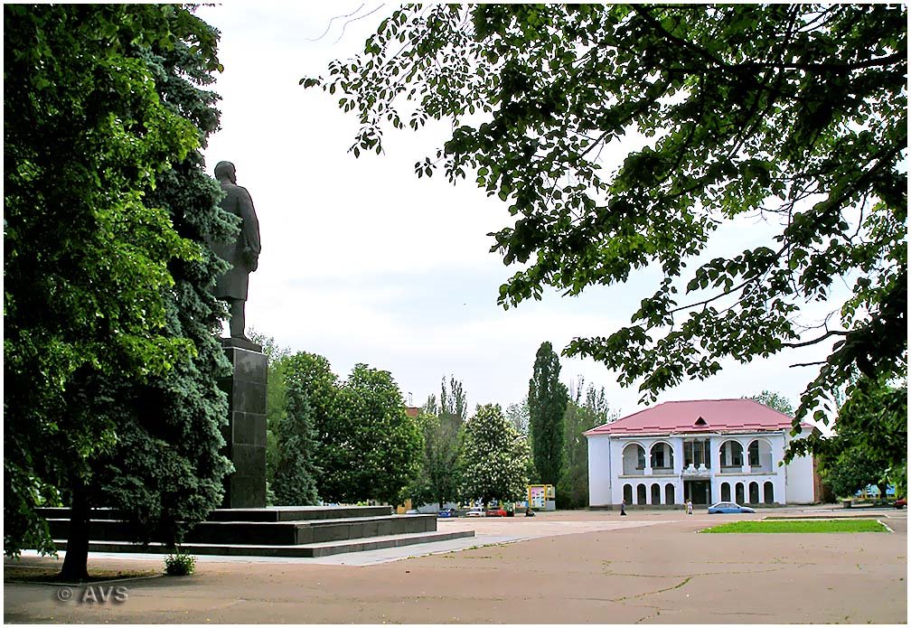 Ленин и бывший кинотеатр, Артемовск