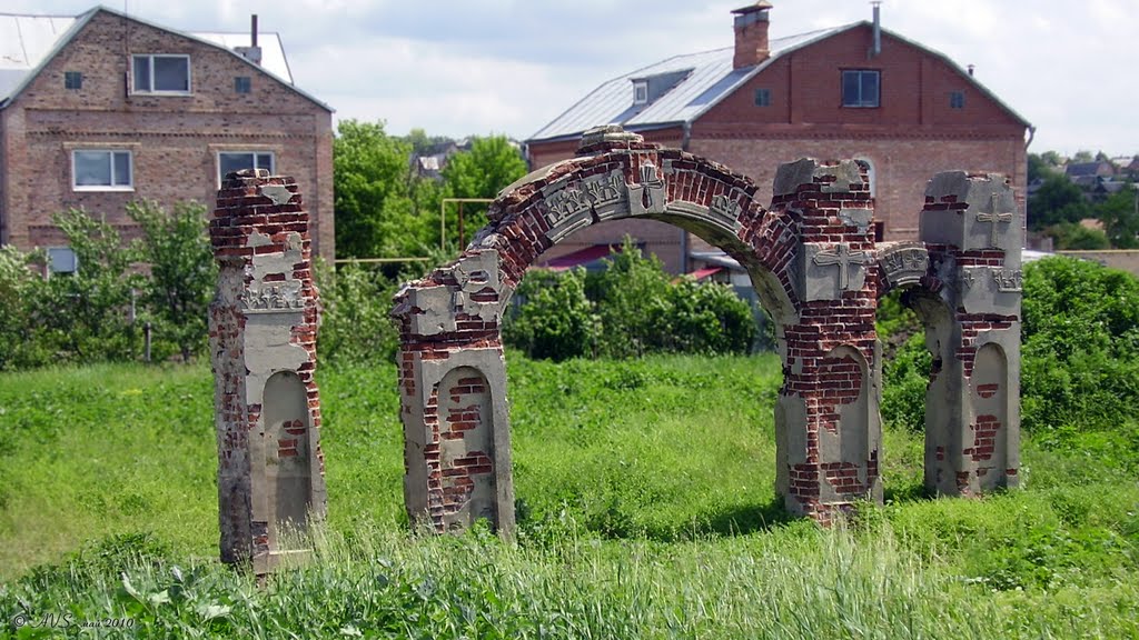 развалины ворот Покровского храма, Артемовск