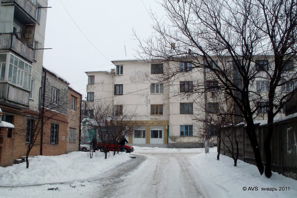 единственное жилое многоэтажное здание уцелевшее после войны, Артемовск