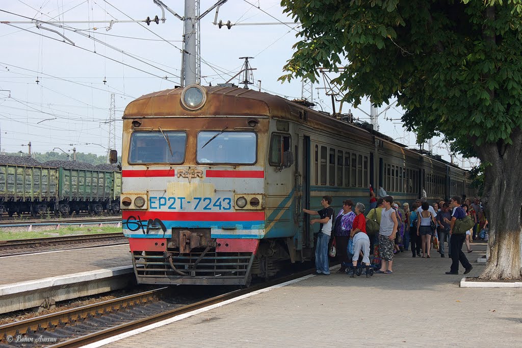 EMU-train ER2T-7243 on Volnovakha train station, Волноваха