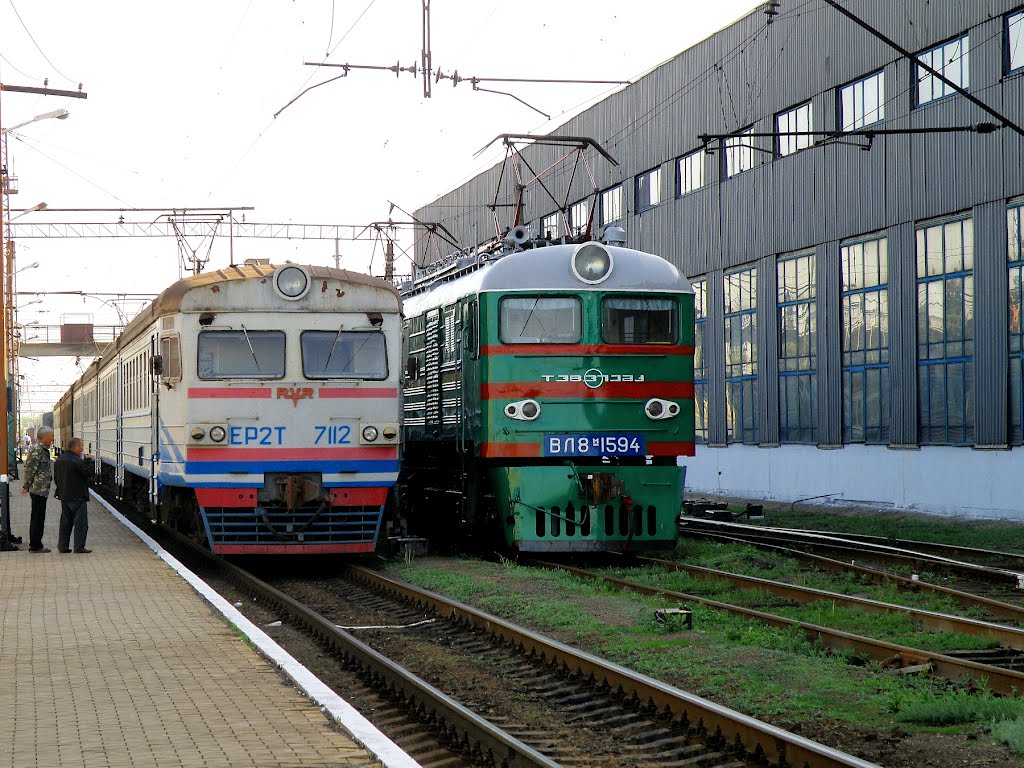 ЕР2Т-7112 и ВЛ8М-1594 возле депо., Дебальцево