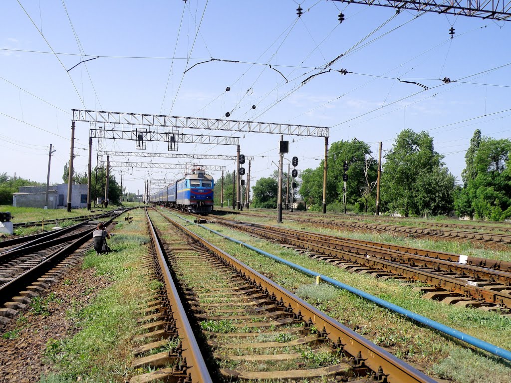 ЧС2-480 с фирменным поездом"Лугань"., Дебальцево