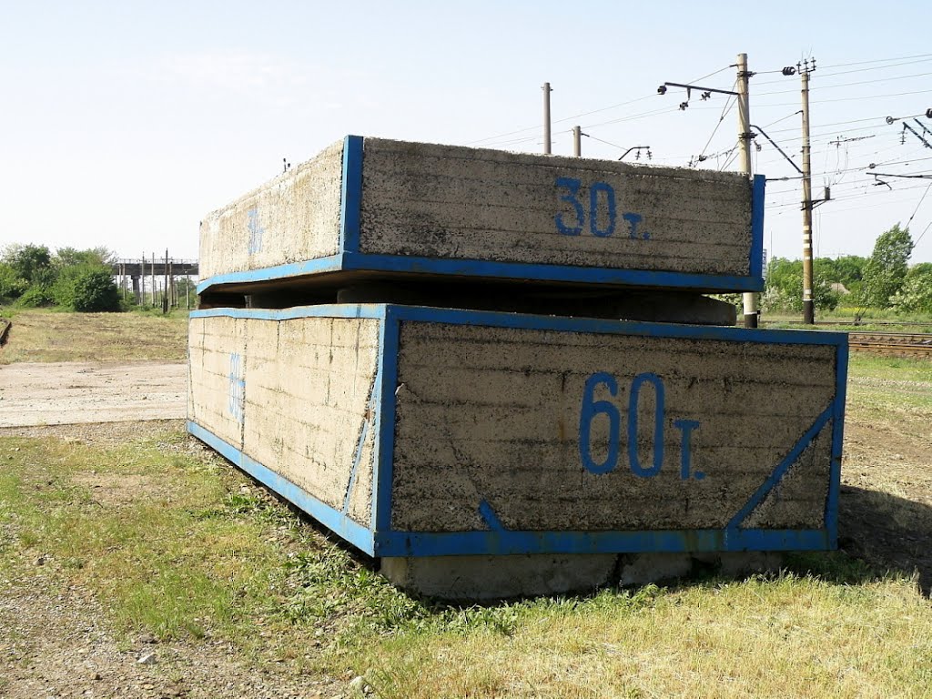 Балластные плиты весом 30 и 60 тонн,предназначенные для испытания кранов восстановительного поезда., Дебальцево
