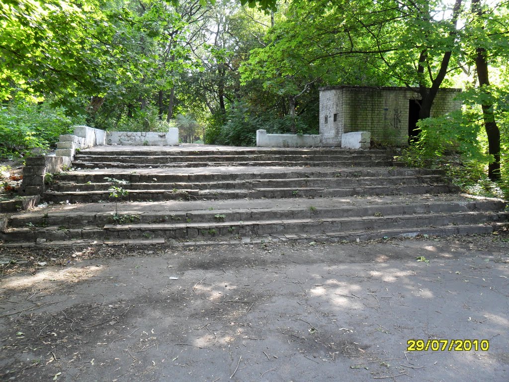 Заброшенный парк в центре  города Макеевка 4, Донецкая