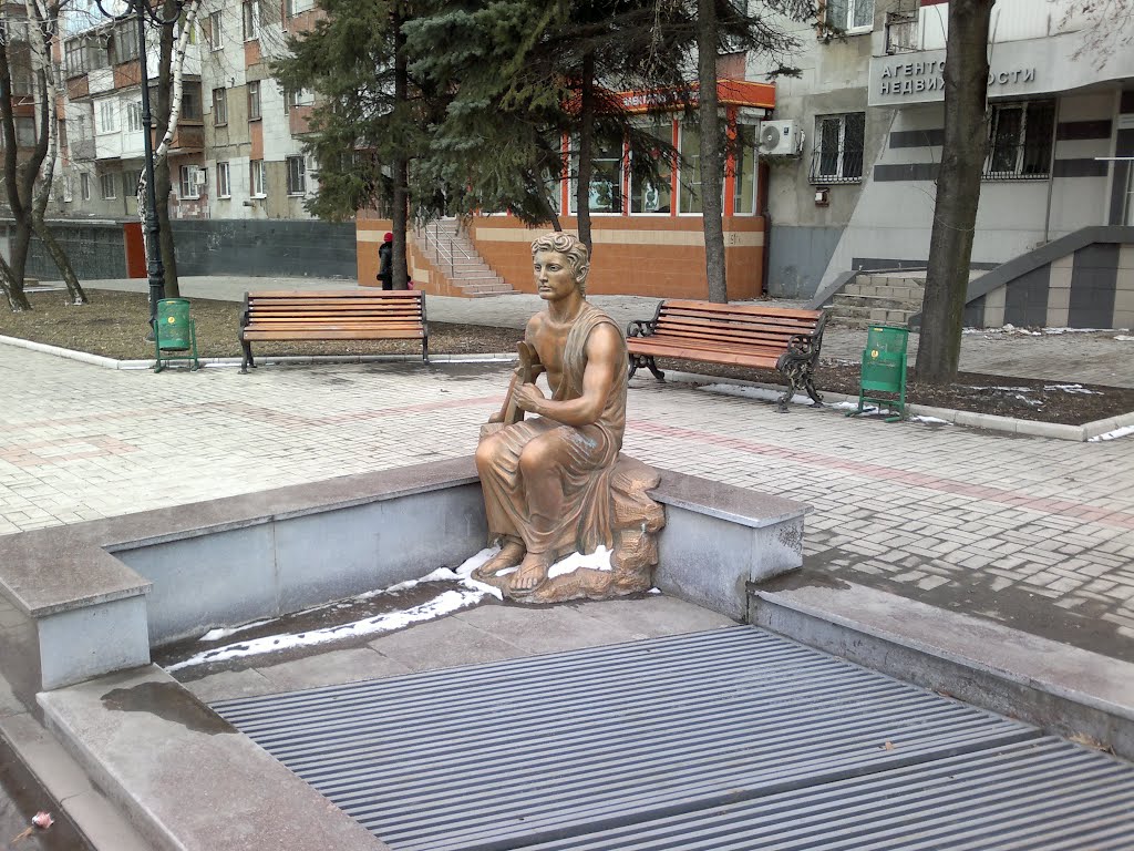 Статуя у фонтана 27.03.2012, Донецкая