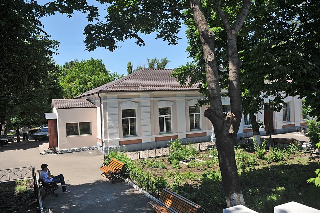 Здание станции, Жданов