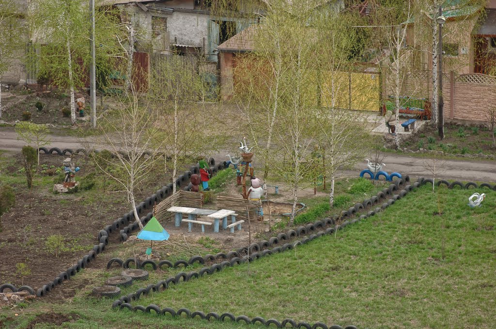 Детская площадка на ул. Борисовых, Карло-Либкнехтовск