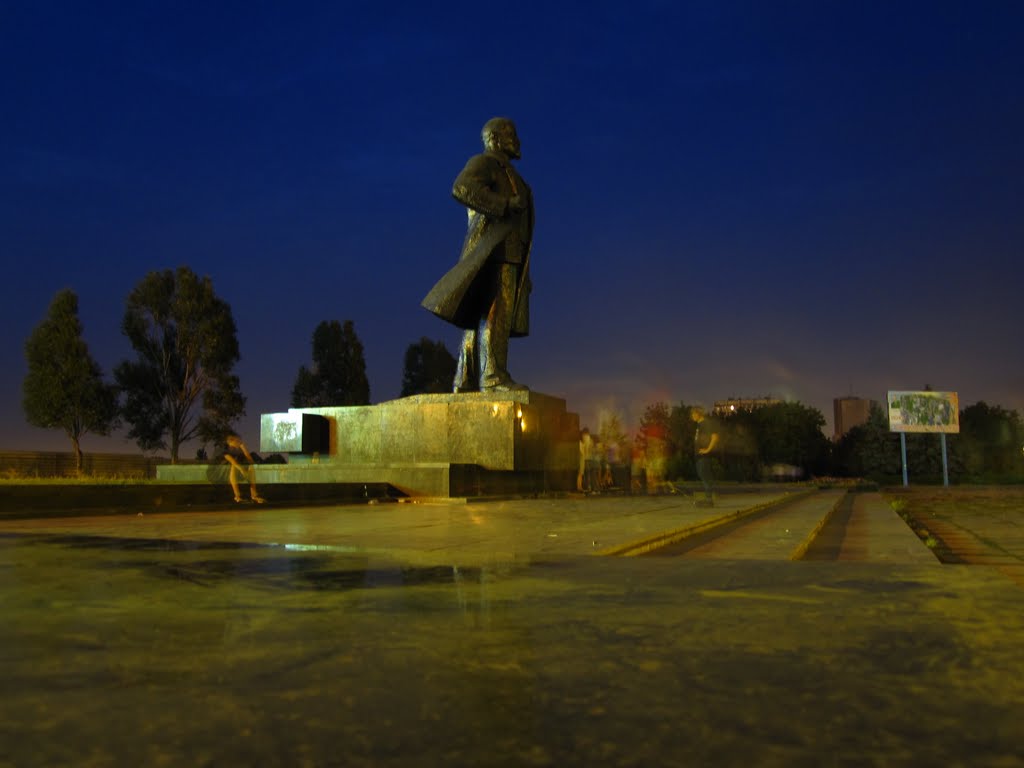 Ленін в центрі міста Маріуполь .., Мариуполь