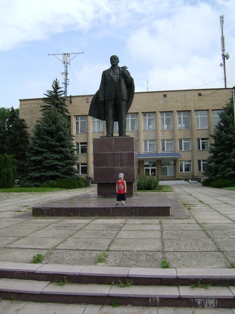 памятник В.И. Ленину,а рядом мой сын., Новоазовск