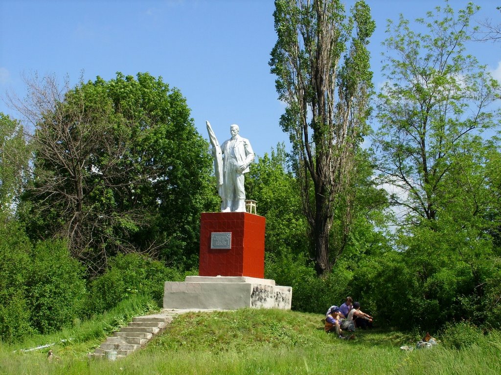 памятник в парке перед клубом, Торез