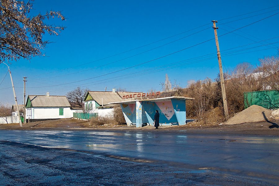Автобусная остановка "Подгорная" на улице Ленина в городе торезе, Торез