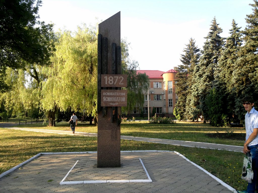 Ясиноватая. Стела-памятник основателям города., Ясиноватая