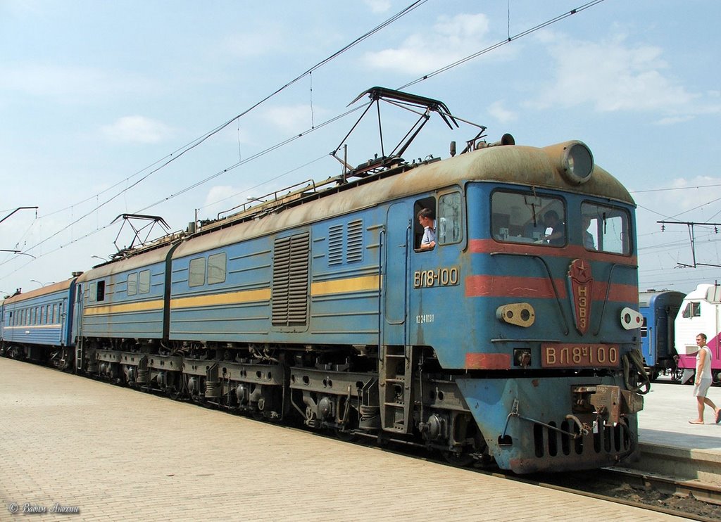 Electric locomotive VL8M-100 with train on the Yasinovataya train station, Ясиноватая