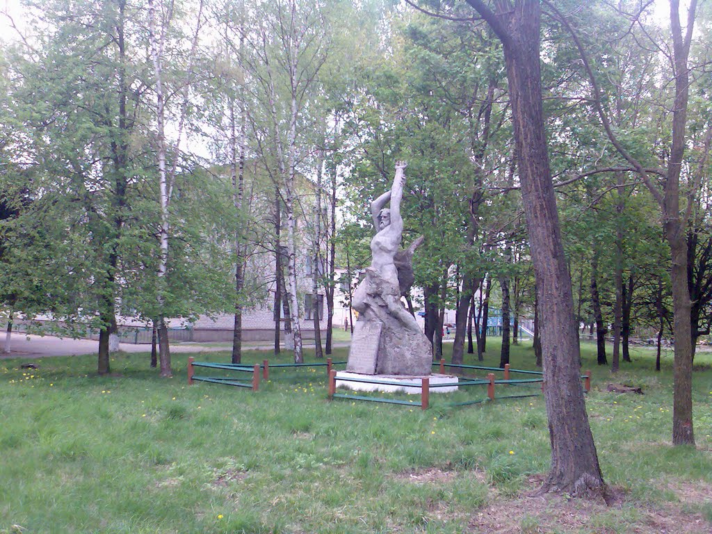 Памятник біля школи - Велика Цвіля, Дзержинск