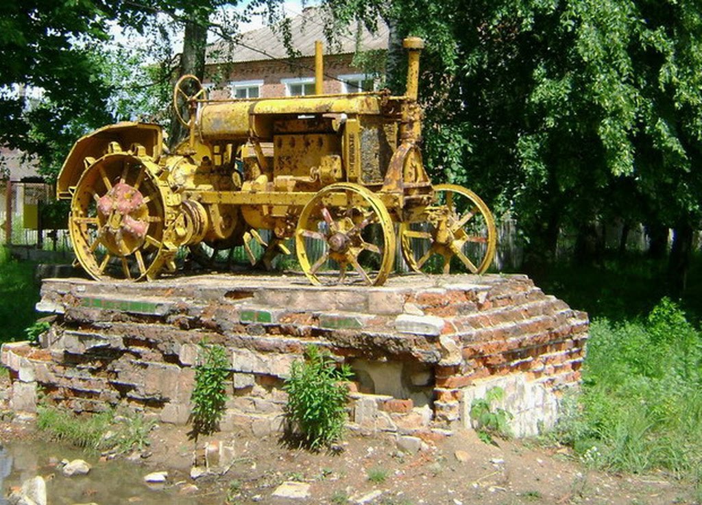 Трактор возле бывших мастерских «Сельхозтехники»., Лугины
