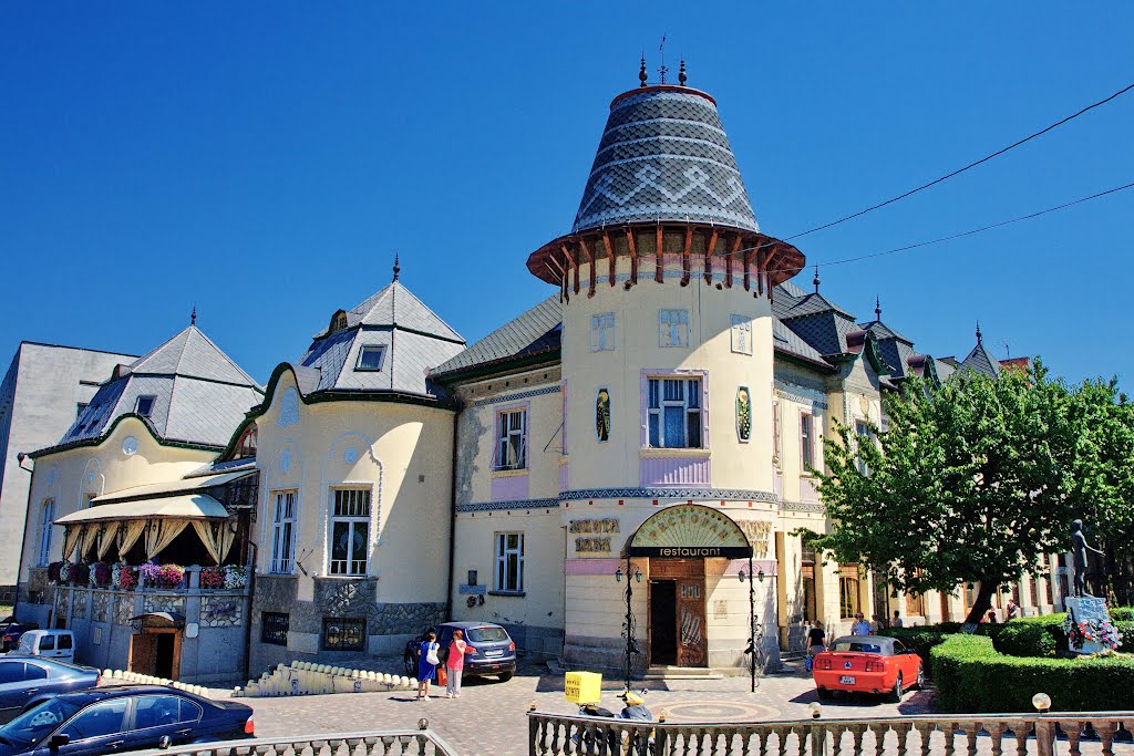 Берегове (Beregszász), Ukraine (Kárpátalja) -  Egykori Úri Kaszinó, ma Arany Páva étterem, Берегово