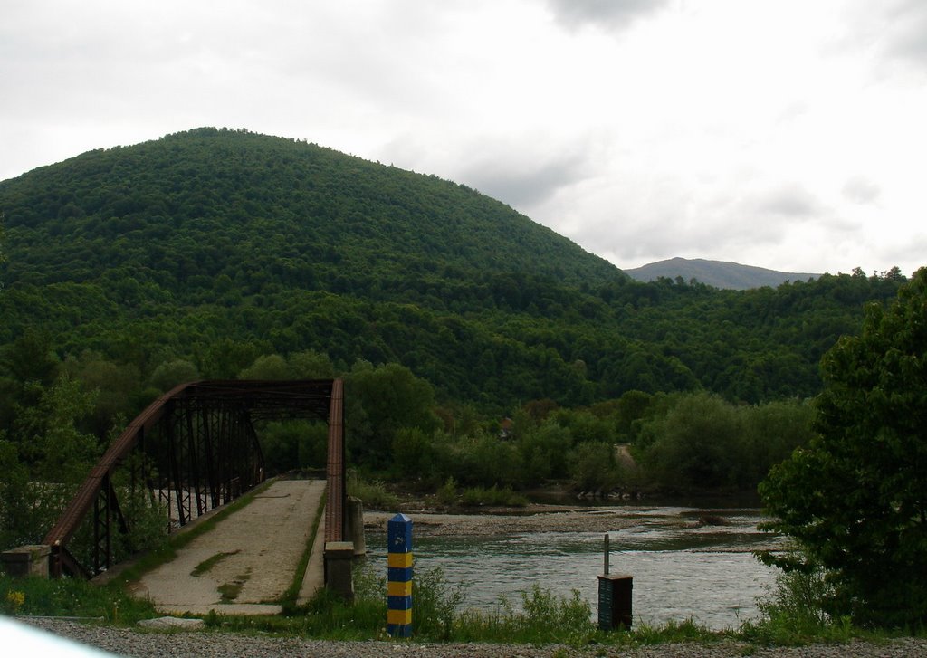 Blasted bridge to Romania through to Tisa river, Тячев