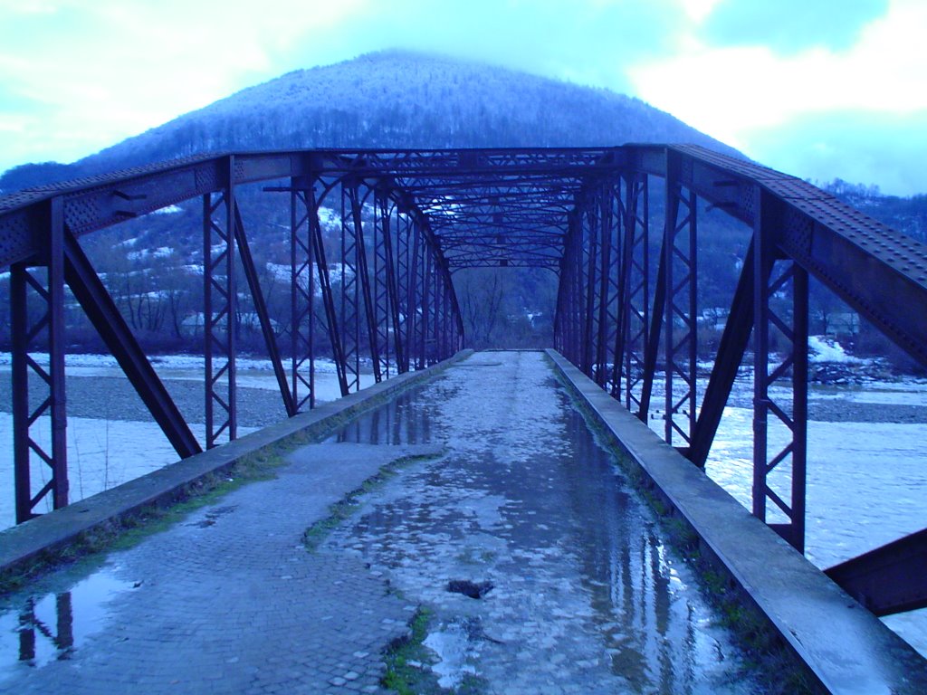 Bridge from Tyachiv, Ukraine to Romania (blown up on the Romanian side), Тячев