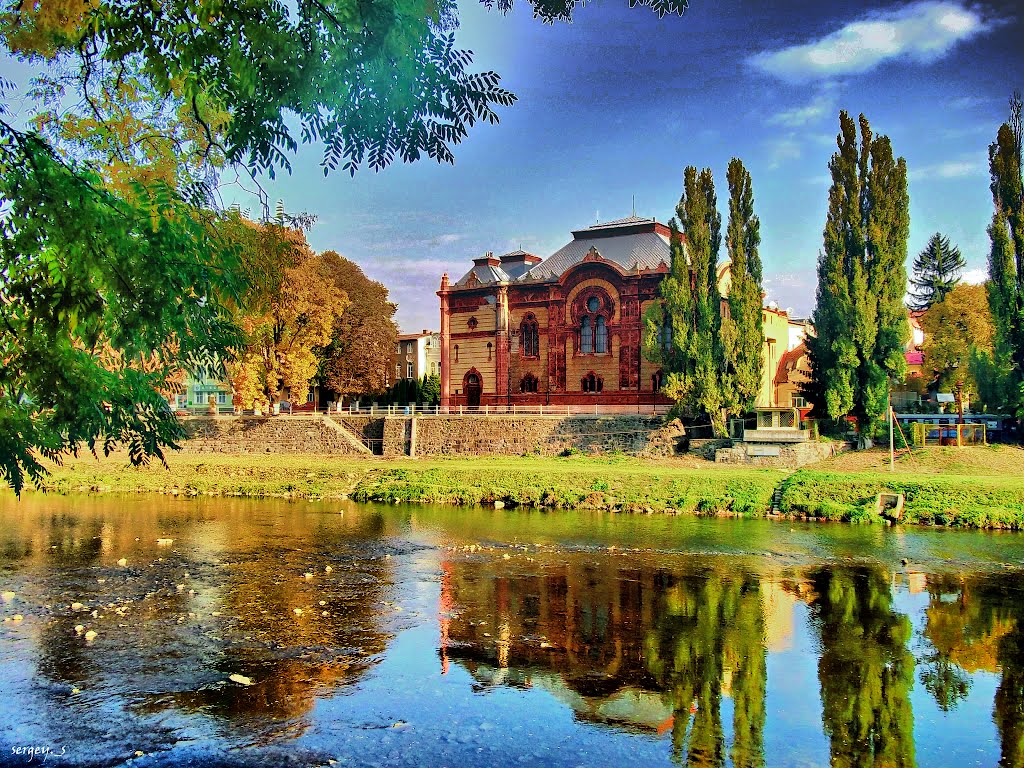Вид на реку Уж и Закарпатскую областную филармонию ( бывшая синагога ортодоксальной общины евреев-ашкеназов ), Ужгород