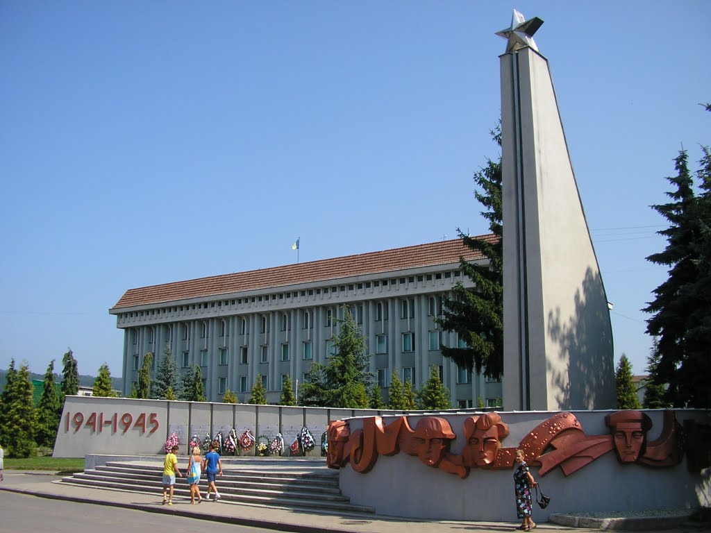 Памятник советским воинам и здание Рады, Хуст, Закарпатье, 2010, Хуст