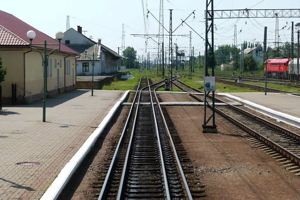 CHOP-nádraží-kolejová splítka-rovně-trať do Záhony, vpravo do Čierne nad T.-UKRAJINA-2012, Чоп