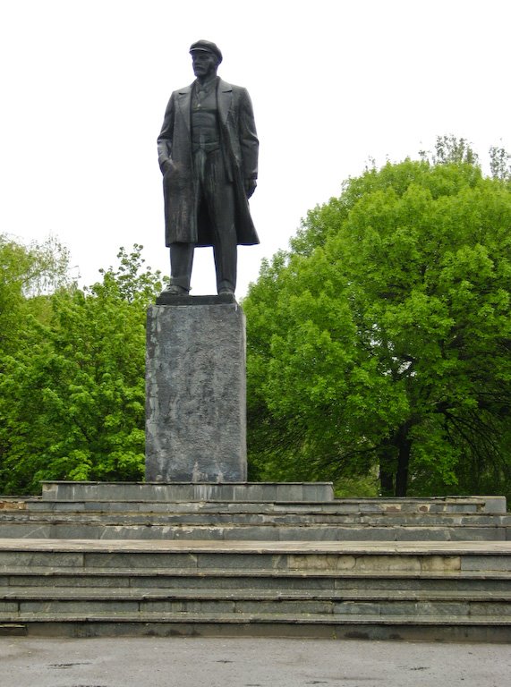 Памятник В.И.Ленину возле дома культуры, Токмак