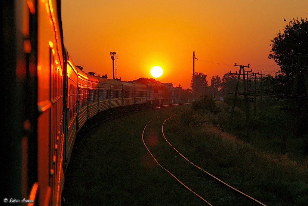 Ukraine - view on the sunrise from window of train, Токмак