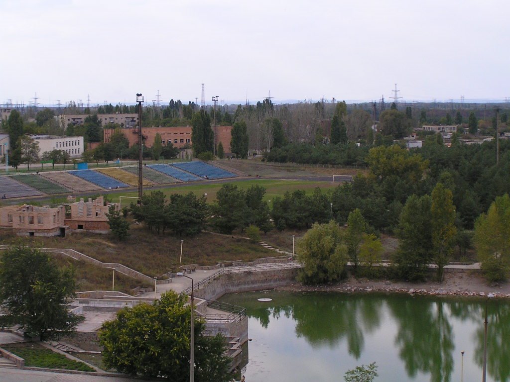 Вид на стадион и озеро с балкона 9-го этажа, Энергодар