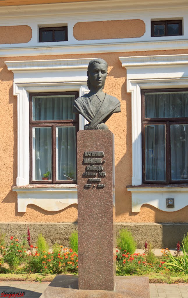 Памятник Е. Мандрик-Куйбиде (1927-2004), Болехов