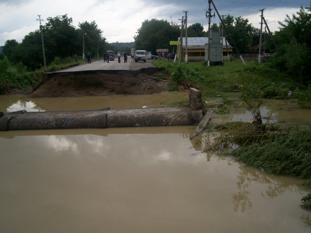 Зруйнована ділянка дороги Заболотів-Косів (після повені 25.07.2008), Заболотов