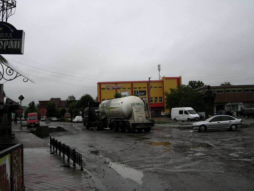 Hlavní tah procházející městečkem Zabolotiv. Díry byly mnohdy až 20 cm hluboké., Заболотов