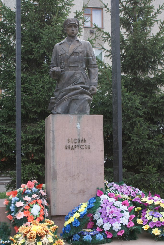 Памятник Василю Андрусяку, Снятын
