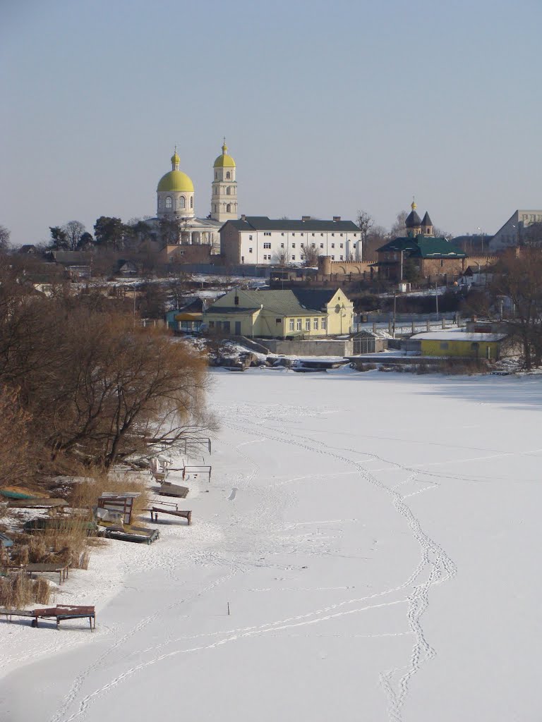 Река Рось подо льдом. На заднем плане - церковь Марии Магдалены 18 в., Белая Церковь