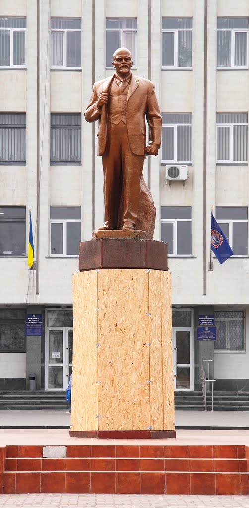 В.И.Ленин, серьезный - думает о Народе., Борисполь