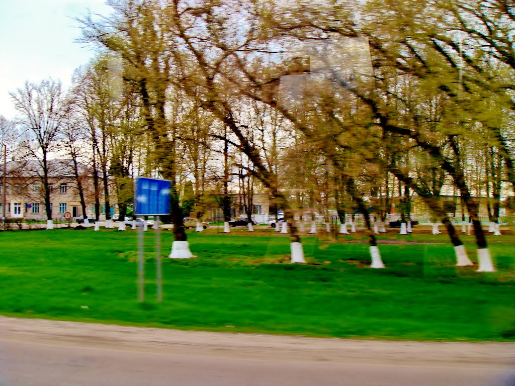 23.04.2012 16:41  Одесское шоссе. Сквер в п.г.т.Гребенки., Гребенки