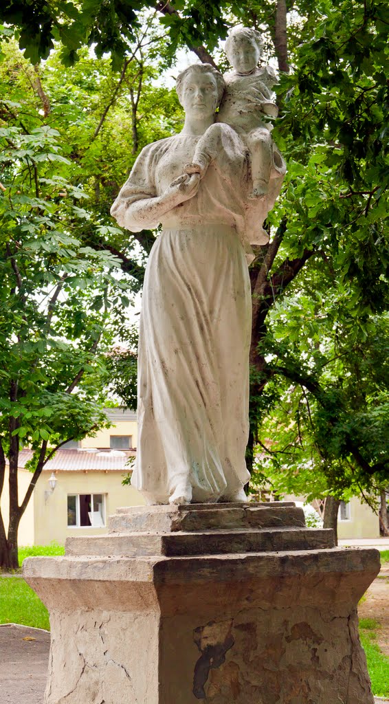 Парковая скульптура – Женщина с ребенком, Переяслав-Хмельницкий