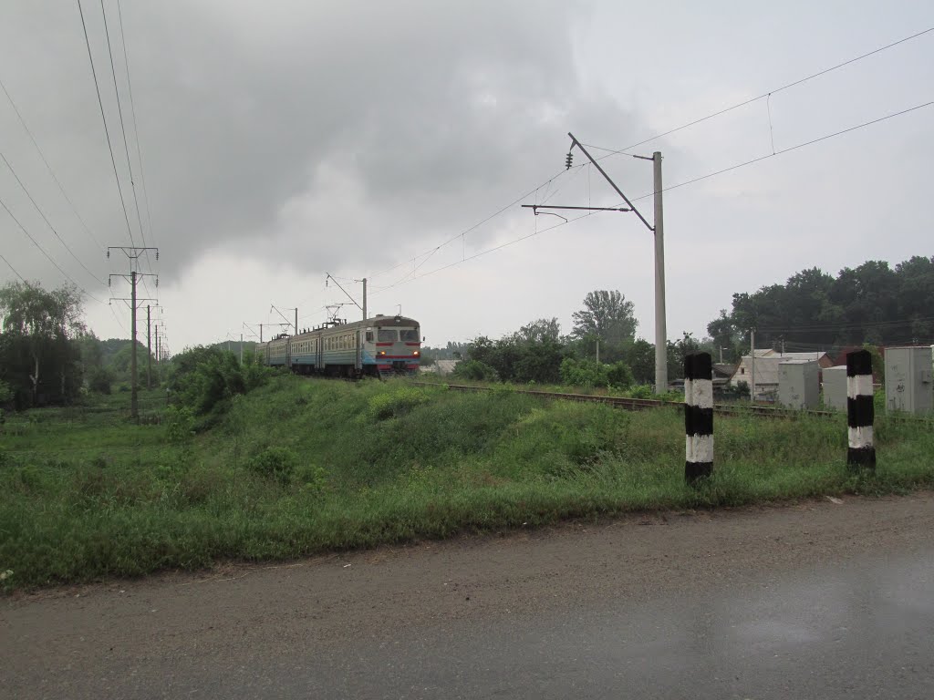 approaching train * чекаємо, поки проїде електричка, Фастов