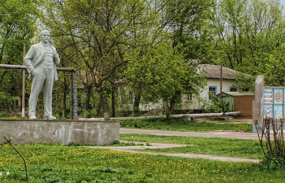Чернобыль, памятник Ленину, на заднем плане здание райпотребсоюза, Чернобыль