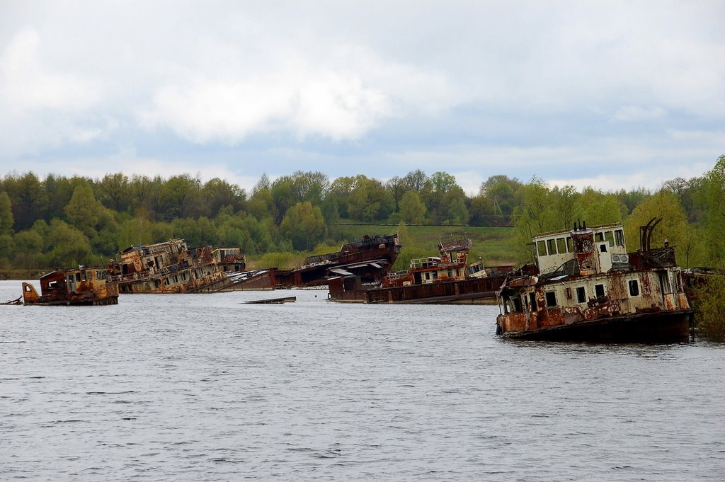 Graveyard of wrecks, Pripyat river in Zone of Alienation, Чернобыль