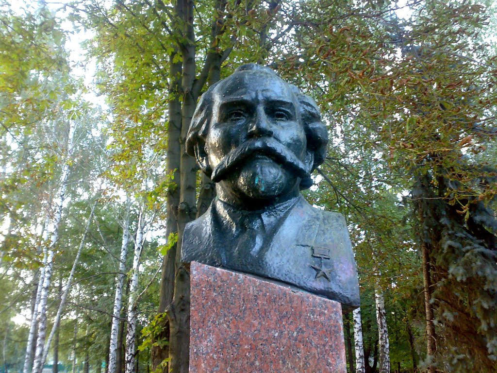 Памятник К. Скрябіну, Новомиргород