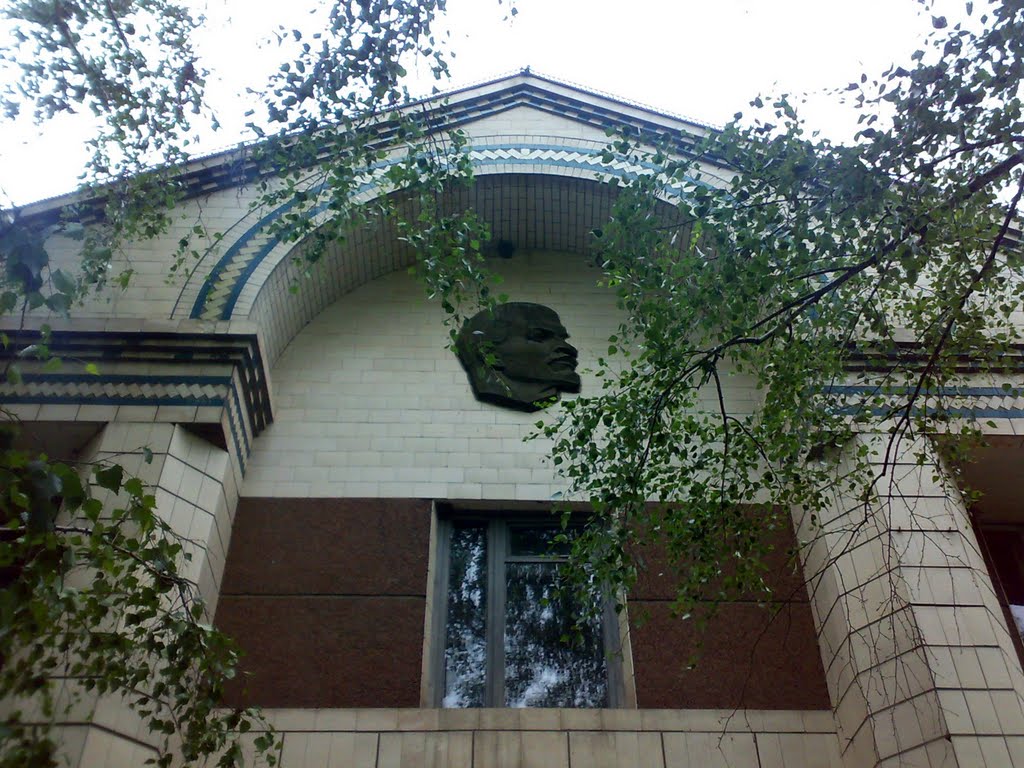 Ленін на фасаді, Новомиргород