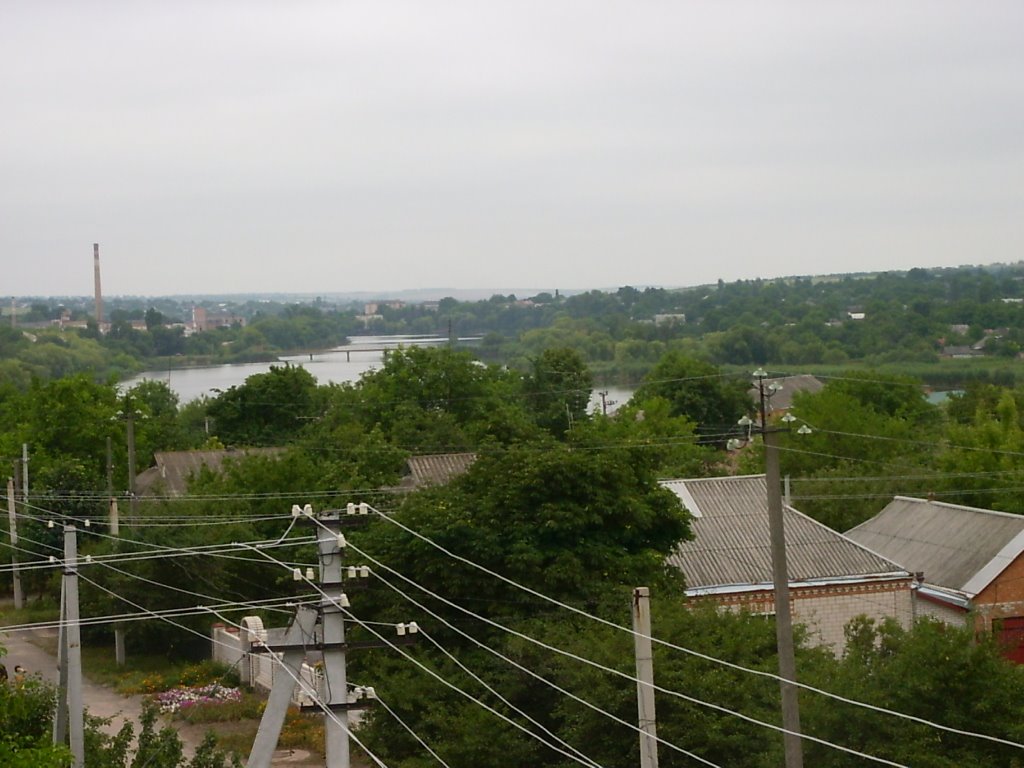 Речка Синица, пешеходный мостик, слева бывший сахарный завод, впереди - бывшее заводоуправление царских времен, Ульяновка