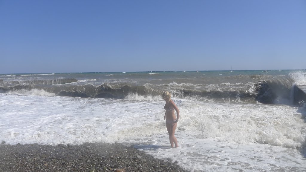 View of Intense Waves. Alushta. Beach. . Пляж в Алуште, волна., Алушта