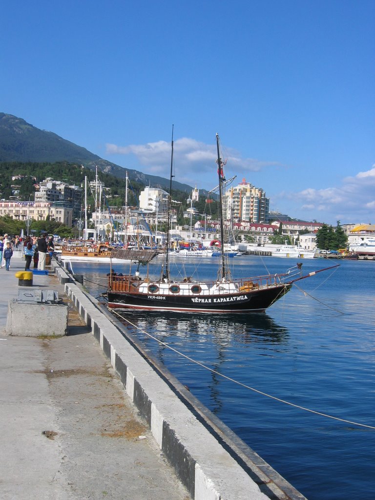 "Black Cuttlefish" yacht  Яхта "Черная Каракатица", Массандра