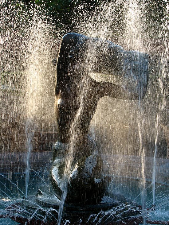 Скульптура девушки в фонтане. Ялта, Массандра