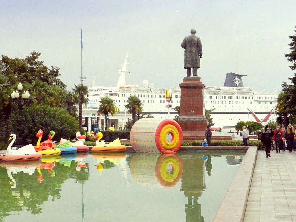 Ukraine,  jeux sur le plan deau avec la statue de Lénine vue de dos près au port de Yalta, Массандра