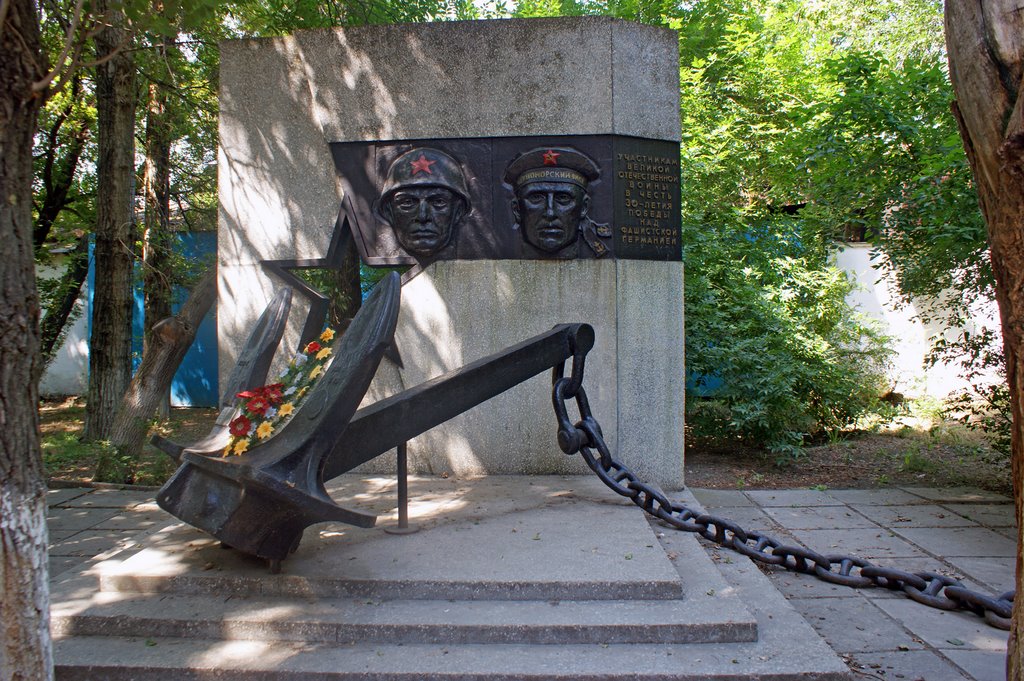 Памятник участникам Великой Отечественной войны в честь 30-летия Победы над фашистской Германией, Феодосия